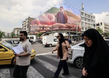 Los iraníes pasan junto a un gran cartel que representa al líder iraní Ayatollah Mojtaba Khamenei en una calle de Teherán el 20 de abril de 2026. (Atta Kenare/AFP vía Getty Images)