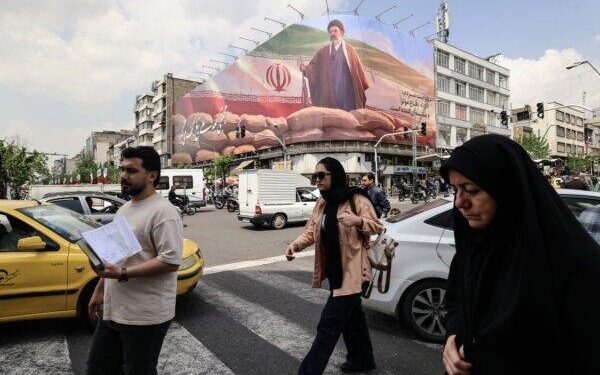 Los iraníes pasan junto a un gran cartel que representa al líder iraní Ayatollah Mojtaba Khamenei en una calle de Teherán el 20 de abril de 2026. (Atta Kenare/AFP vía Getty Images)