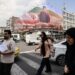 Los iraníes pasan junto a un gran cartel que representa al líder iraní Ayatollah Mojtaba Khamenei en una calle de Teherán el 20 de abril de 2026. (Atta Kenare/AFP vía Getty Images)