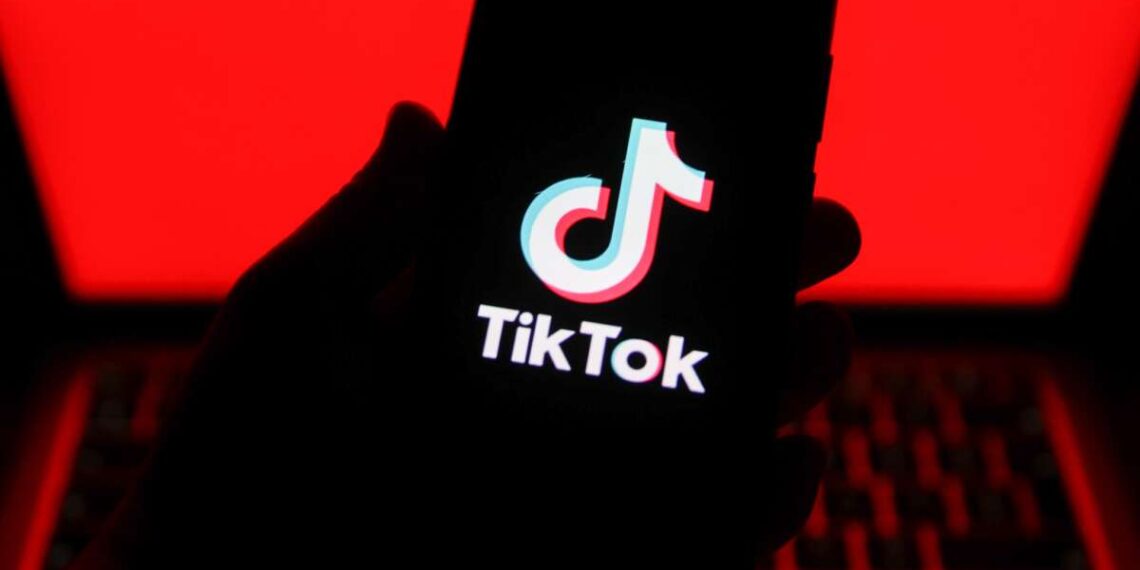 El algoritmo de TikTok favoreció el contenido conservador en la carrera presidencial de 2024, sugiere un estudio