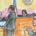 Sam Altman escucha mientras el presidente de OpenAI, Greg Brockman, testifica durante el juicio de Elon Musk sobre la conversión con fines de lucro de OpenAI ante la jueza Yvonne González Rogers en un tribunal federal en Oakland, California, el 4 de mayo de 2026, en este boceto de la sala del tribunal. (Vicki Behringer/Reuters)