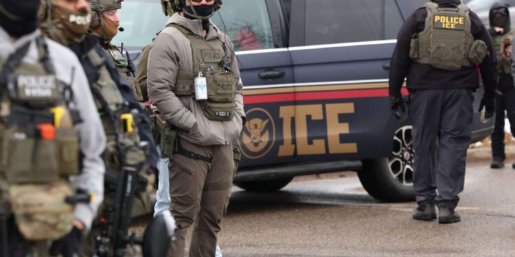 El zar fronterizo de Trump amenaza con “inundar” Nueva York con agentes de ICE