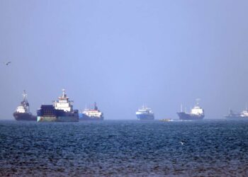 En una nueva escalada, Estados Unidos intenta forzar la apertura del estrecho mientras Irán dispara contra barcos
