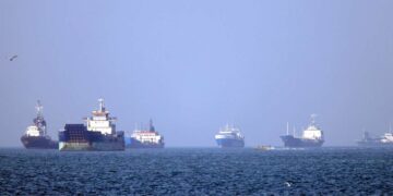 En una nueva escalada, Estados Unidos intenta forzar la apertura del estrecho mientras Irán dispara contra barcos