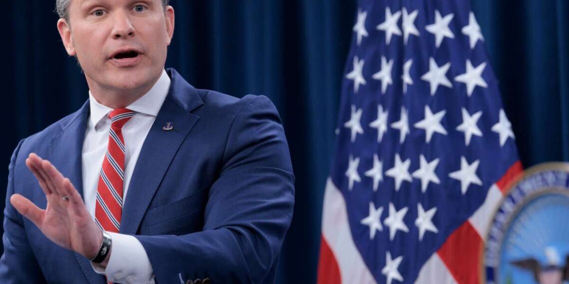 Hegseth dice que el alto el fuego “no ha terminado” mientras Trump amenaza con destruir los barcos iraníes