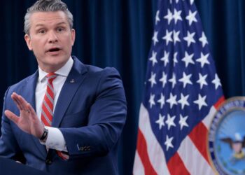 Hegseth dice que el alto el fuego “no ha terminado” mientras Trump amenaza con destruir los barcos iraníes