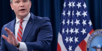 Hegseth dice que el alto el fuego “no ha terminado” mientras Trump amenaza con destruir los barcos iraníes