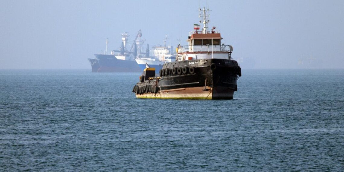 El remolcador Basim con bandera de Irán navega cerca de un barco anclado en el Estrecho de Ormuz frente a Bandar Abbas en el sur de Irán, en esta imagen obtenida de la agencia de noticias ISNA de Irán el 4 de mayo de 2026. (Amirhossein Khorgooei/ISNA/AFP vía Getty Images)
