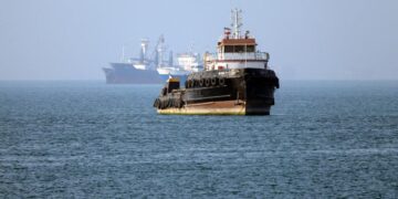 El remolcador Basim con bandera de Irán navega cerca de un barco anclado en el Estrecho de Ormuz frente a Bandar Abbas en el sur de Irán, en esta imagen obtenida de la agencia de noticias ISNA de Irán el 4 de mayo de 2026. (Amirhossein Khorgooei/ISNA/AFP vía Getty Images)