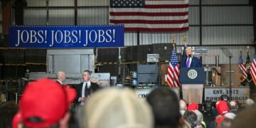 El presidente Donald Trump pronuncia un discurso sobre la economía en la fábrica de Coosa Steel Corporation en Rome, Georgia (Saul Loeb/AFP vía Getty Images)