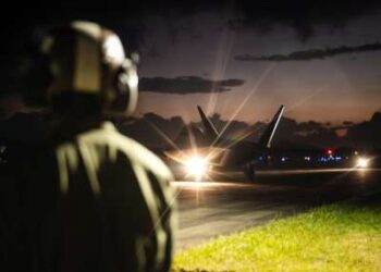 Un F-22 Raptor de la Fuerza Aérea de EE. UU. se estaciona luego de un ataque a gran escala contra objetivos militares de Venezuela en apoyo de la Operación Absolute Resolve, en Ceiba, Puerto Rico, el 3 de enero de 2026.