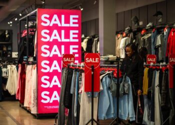 Ventas en un centro comercial en Columbia, Maryland, el 24 de noviembre de 2025. (Madalina Kilroy/The Epoch Times)
