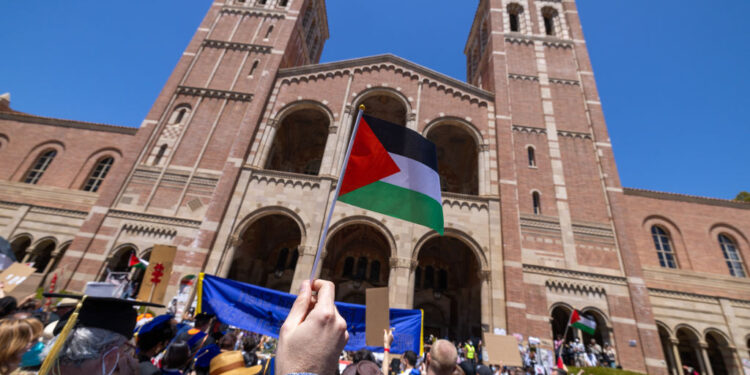 Las enmiendas que protegen el discurso pro palestino en las escuelas de California enfrentan reacciones negativas