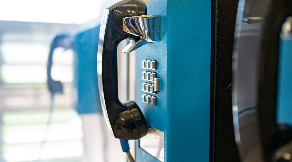 Las llamadas telefónicas gratuitas ahorraron a personas encarceladas y a sus seres queridos 622,5 millones de dólares