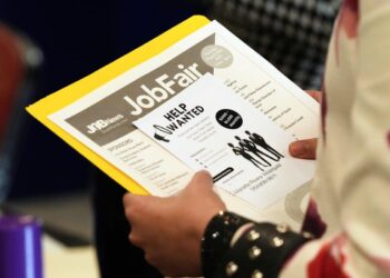 Un solicitante de empleo espera para hablar con un reclutador en una feria de empleo en Sunrise, Florida, el 28 de agosto de 2025. (Foto AP/Marta Lavandier, archivo)