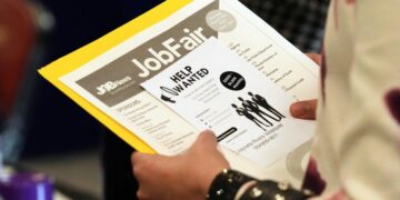 Un solicitante de empleo espera para hablar con un reclutador en una feria de empleo en Sunrise, Florida, el 28 de agosto de 2025. (Foto AP/Marta Lavandier, archivo)