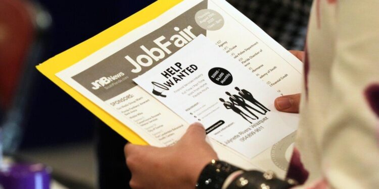 Un solicitante de empleo espera para hablar con un reclutador en una feria de empleo en Sunrise, Florida, el 28 de agosto de 2025. (Foto AP/Marta Lavandier, archivo)