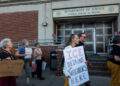Decenas de personas participan en una manifestación contra el Servicio de Inmigración y Control de Aduanas (ICE) frente al Centro de Detención Metropolitano de Brooklyn en la ciudad de Nueva York.
