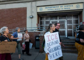 Decenas de personas participan en una manifestación contra el Servicio de Inmigración y Control de Aduanas (ICE) frente al Centro de Detención Metropolitano de Brooklyn en la ciudad de Nueva York.