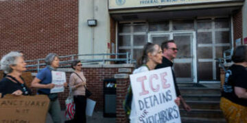 Decenas de personas participan en una manifestación contra el Servicio de Inmigración y Control de Aduanas (ICE) frente al Centro de Detención Metropolitano de Brooklyn en la ciudad de Nueva York.