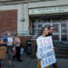 Decenas de personas participan en una manifestación contra el Servicio de Inmigración y Control de Aduanas (ICE) frente al Centro de Detención Metropolitano de Brooklyn en la ciudad de Nueva York.