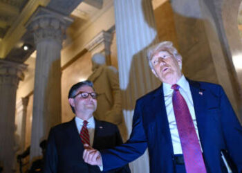 El presidente Donald Trump se detiene para hablar con los miembros de los medios mientras está de pie junto al presidente de la Cámara, Mike Johnson, cuando Trump llega al Capitolio de los Estados Unidos para asistir a la Conferencia Republicana de la Cámara el 20 de mayo de 2025, en Arlington, Virginia.