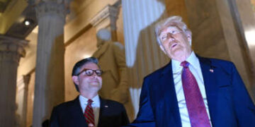 El presidente Donald Trump se detiene para hablar con los miembros de los medios mientras está de pie junto al presidente de la Cámara, Mike Johnson, cuando Trump llega al Capitolio de los Estados Unidos para asistir a la Conferencia Republicana de la Cámara el 20 de mayo de 2025, en Arlington, Virginia.