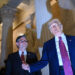 El presidente Donald Trump se detiene para hablar con los miembros de los medios mientras está de pie junto al presidente de la Cámara, Mike Johnson, cuando Trump llega al Capitolio de los Estados Unidos para asistir a la Conferencia Republicana de la Cámara el 20 de mayo de 2025, en Arlington, Virginia.