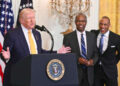 El presidente estadounidense Donald Trump habla junto al exsecretario de Vivienda y Desarrollo Urbano Ben Carson y al actual secretario de Vivienda y Desarrollo Urbano (HUD) Scott Turner durante un evento del Mes de la Historia Afroamericana en el Salón Este de la Casa Blanca en Washington, DC, el 18 de febrero de 2026.