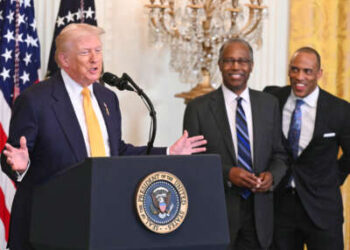 El presidente estadounidense Donald Trump habla junto al exsecretario de Vivienda y Desarrollo Urbano Ben Carson y al actual secretario de Vivienda y Desarrollo Urbano (HUD) Scott Turner durante un evento del Mes de la Historia Afroamericana en el Salón Este de la Casa Blanca en Washington, DC, el 18 de febrero de 2026.