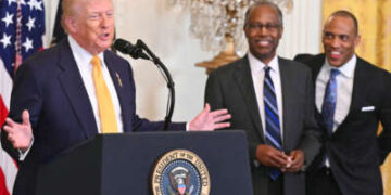 El presidente estadounidense Donald Trump habla junto al exsecretario de Vivienda y Desarrollo Urbano Ben Carson y al actual secretario de Vivienda y Desarrollo Urbano (HUD) Scott Turner durante un evento del Mes de la Historia Afroamericana en el Salón Este de la Casa Blanca en Washington, DC, el 18 de febrero de 2026.