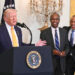 El presidente estadounidense Donald Trump habla junto al exsecretario de Vivienda y Desarrollo Urbano Ben Carson y al actual secretario de Vivienda y Desarrollo Urbano (HUD) Scott Turner durante un evento del Mes de la Historia Afroamericana en el Salón Este de la Casa Blanca en Washington, DC, el 18 de febrero de 2026.