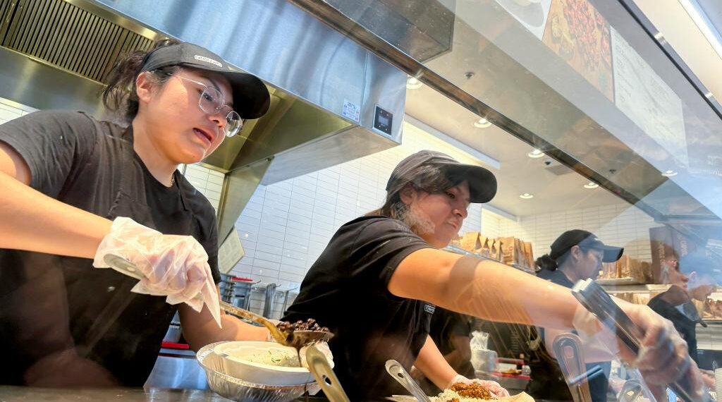 Los trabajadores completan pedidos de comida en un restaurante Chipotle en San Rafael, California, el 1 de abril de 2024. (Justin Sullivan/Getty Images)