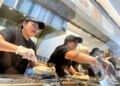 Los trabajadores completan pedidos de comida en un restaurante Chipotle en San Rafael, California, el 1 de abril de 2024. (Justin Sullivan/Getty Images)