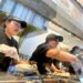Los trabajadores completan pedidos de comida en un restaurante Chipotle en San Rafael, California, el 1 de abril de 2024. (Justin Sullivan/Getty Images)