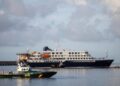 Barcos de la Guardia Civil rodean el MV Hondius después de atracar en el puerto de Granadilla en Tenerife, Islas Canarias, España, el 10 de mayo de 2026. (Chris McGrath/Getty Images)