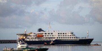Barcos de la Guardia Civil rodean el MV Hondius después de atracar en el puerto de Granadilla en Tenerife, Islas Canarias, España, el 10 de mayo de 2026. (Chris McGrath/Getty Images)