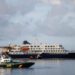 Barcos de la Guardia Civil rodean el MV Hondius después de atracar en el puerto de Granadilla en Tenerife, Islas Canarias, España, el 10 de mayo de 2026. (Chris McGrath/Getty Images)