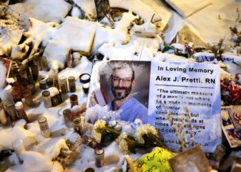 Se informa que VA inició investigaciones sobre trabajadores que asistieron a la vigilia por Alex Pretti