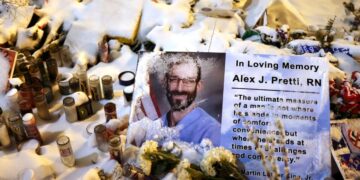 Se informa que VA inició investigaciones sobre trabajadores que asistieron a la vigilia por Alex Pretti