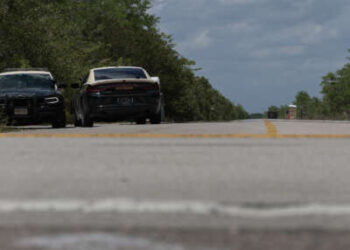 Se ven vehículos de la Patrulla de Caminos de Florida en la entrada principal del centro de detención de inmigrantes en los Everglades de Florida conocido como “Alligator Alcatraz” el 22 de abril de 2026, en Miami, Florida.