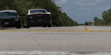Se ven vehículos de la Patrulla de Caminos de Florida en la entrada principal del centro de detención de inmigrantes en los Everglades de Florida conocido como “Alligator Alcatraz” el 22 de abril de 2026, en Miami, Florida.