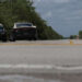 Se ven vehículos de la Patrulla de Caminos de Florida en la entrada principal del centro de detención de inmigrantes en los Everglades de Florida conocido como “Alligator Alcatraz” el 22 de abril de 2026, en Miami, Florida.