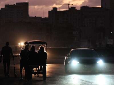 La gente transita por una calle sin electricidad durante un apagón nacional en La Habana el 21 de marzo de 2026.