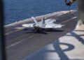 Un F/A-18E Super Hornet, adscrito al Strike Fighter Squadron (VFA) 151, realiza un aterrizaje detenido en la cubierta de vuelo del portaaviones clase Nimitz USS Abraham Lincoln (CVN 72) en apoyo de la Operación Epic Fury, el 6 de marzo de 2026.