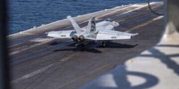 Un F/A-18E Super Hornet, adscrito al Strike Fighter Squadron (VFA) 151, realiza un aterrizaje detenido en la cubierta de vuelo del portaaviones clase Nimitz USS Abraham Lincoln (CVN 72) en apoyo de la Operación Epic Fury, el 6 de marzo de 2026.