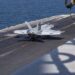 Un F/A-18E Super Hornet, adscrito al Strike Fighter Squadron (VFA) 151, realiza un aterrizaje detenido en la cubierta de vuelo del portaaviones clase Nimitz USS Abraham Lincoln (CVN 72) en apoyo de la Operación Epic Fury, el 6 de marzo de 2026.