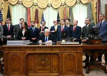 Trump Signs Order Targeting ‘Bloated Overhead’ in Federal Contracts
