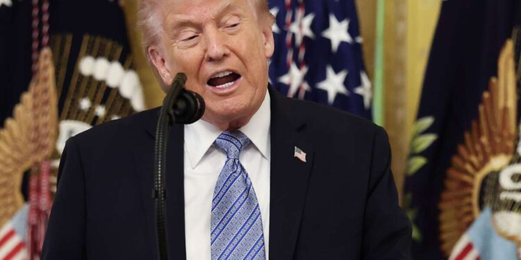 Trump insta al Partido Republicano a rediseñar los mapas antes de las elecciones intermedias, incluso si eso retrasa las elecciones