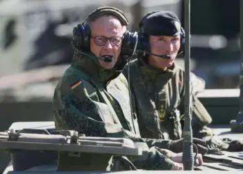 El canciller alemán Friedrich Merz conduce el vehículo de combate blindado Boxer durante su visita al ejército en la base de la Bundeswehr en Munster, Alemania, el 30 de abril de 2026. (Markus Schreiber/AP Photo/Pool)